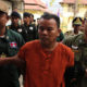 ၂၀၁၅ ခုနှစ်တွင် Battambang ပြည်နယ် တရားရုံး ပြင်ပတွင် တရားခံ Yem Chrin ကို ရဲအစောင့်အရှောက်များဖြင့် တွေ့ရစဉ် (ဓာတ်ပုံ - အင်တာနက်)