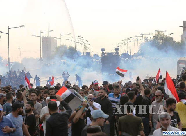 အီရတ်နိုင်ငံ၌ အစိုးရဆန့်ကျင်ဆန္ဒပြပွဲများဖြစ်ပွားနေစဉ်(ဆင်ဟွာ)