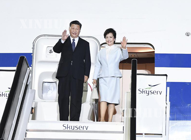 တရုတ် နိုင်ငံ သမ္မတ ရှီ နှင့် ၎င်း၏ ဇနီး ဖြစ်သူ Peng Liyuan တို့အား ဂရိ နိုင်ငံ လေဆိပ်၌ တွေ့ရစဉ်(ဆင်ဟွာ)