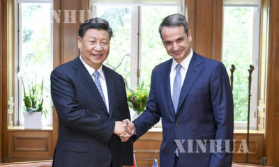 တရုတ်နိုင်ငံသမ္မတ ရှီကျင့်ဖိန် နှင့် ဂရိနိုင်ငံဝန်ကြီးချုပ် Kyriakos Mitsotakis လက်ဆွဲနှုတ်ဆက်စဉ်(ဆင်ဟွာ)