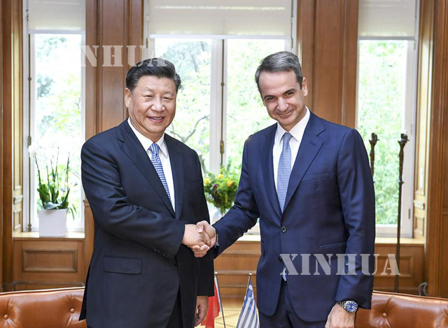 တရုတ်နိုင်ငံသမ္မတ ရှီကျင့်ဖိန် နှင့် ဂရိနိုင်ငံဝန်ကြီးချုပ် Kyriakos Mitsotakis လက်ဆွဲနှုတ်ဆက်စဉ်(ဆင်ဟွာ)