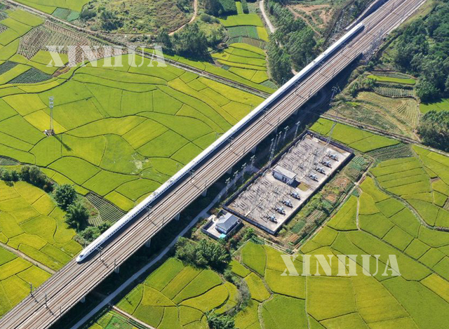 တရုတ် နိုင်ငံ အတွင်း ကျည်ဆံရထား ပြေးဆွဲနေမှုအား တွေ့ရစဉ်(ဆင်ဟွာ)