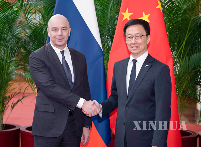 တရုတ်နိုင်ငံ ဒုတိယဝန်ကြီးချုပ် ဟန်ကျန့်(Han Zheng)နှင့် ရုရှားနိုင်ငံ ပထမ ဒုတိယဝန်ကြီးချုပ် Anton Siluanovအား တွေ့ရစဉ်(ဆင်ဟွာ)