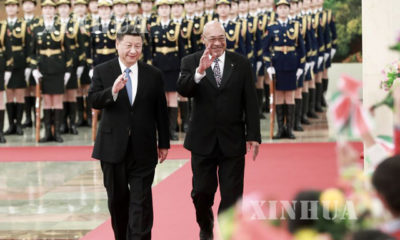 တရုတ်နိုင်ငံသမ္မတရှီကျင့်ဖိန် နှင့် ဆူရီနိမ်းနိုင်ငံသမ္မတ Desire Bouterse တို့ ဂုဏ်ပြုတပ်ဖွဲ့အား လိုက်လံစစ်ဆေးစဉ်(ဆင်ဟွာ)