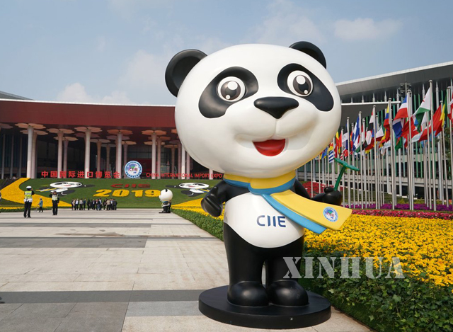 ဒုတိယအကြိမ်မြောက် တရုတ် နိုင်ငံတကာ သွင်းကုန်ပြပွဲ (CIIE) လာဘ်ကောင်ပန်ဒါအရုပ်အား တွေ့ရစဉ် (ဆင်ဟွာ)