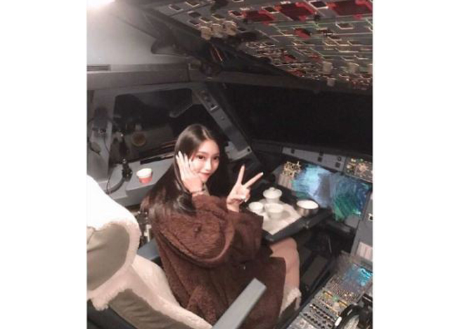လေယာဉ်မောင်းခန်းထဲတွင် V ပုံသဏ္ဍာန်ဓာတ်ပုံရိုက်နေသော အမျိုးသမီးအားတွေ့ရစဉ်(ဓာတ်ပုံ-အင်တာနက်)