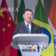 တောင်အာဖရိကနိုင်ငံ ဂျိုဟန်နစ္စဘတ်မြို့၌ ၂၀၁၈ ခုနှစ်တွင်ကျင်းပခဲ့သော BRICS ထိပ်သီးအစည်းအဝေးတွင် သမ္မတရှီ မိန့်ခွန်းပြောကြားစဉ်(ဆင်ဟွာ)