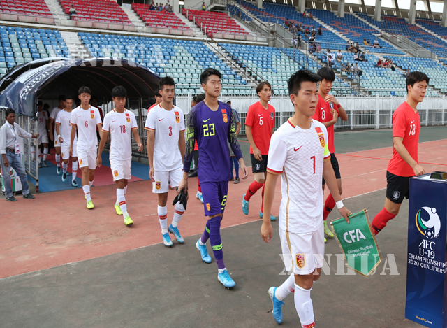မြန်မာနိုင်ငံ၌ ကျင်းပသော ၂၀၂၀ ခုနှစ် အာရှ ယူ-၁၉ ချန်ပီယံရှစ် ဘောလုံးပြိုင်ပွဲ ခြေစစ်ပွဲ ၏ အုပ်စု (I)တွင် တရုတ်ပြည်သူ့သမ္မတ နိုင်ငံ ယူ ၁၉ ဘောလုံးအသင်းနှင့် တောင်ကိုရီးယား နိုင်ငံ ယူ၁၉ ဘောလုံးအသင်းတို့ ယနေ့ နိုဝင်ဘာ ၁၀ ရက်က ယှဉ်ပြိုင်ကစားနေမှုများအား တွေ့ရစဉ်(ဆင်ဟွာ)