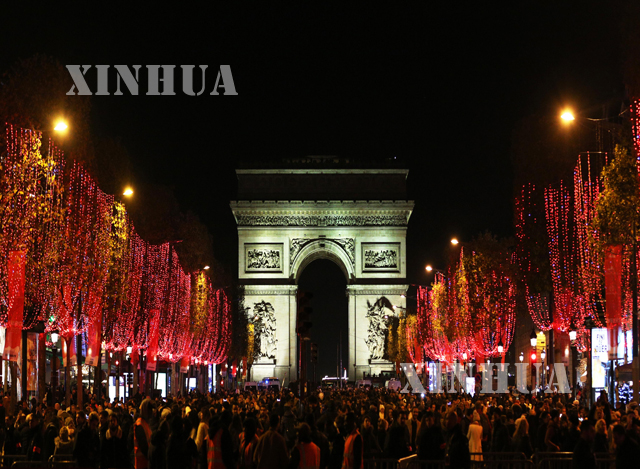 ပြင်သစ်နိုင်ငံ ပါရီမြို့တွင် ခရစ္စမတ်အကြို မီးထွန်းပွဲတော်ကျင်းပနေ (ဆင်ဟွာ)