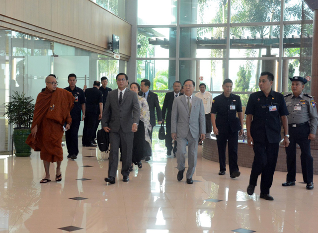 ဒုတိယသမ္မတ ဦးဟင်နရီဗန်ထီးယူ ဦးဆောင်သော ကိုယ်စားလှယ်အဖွဲ့အား ရန်ကုန် အပြည်ပြည်ဆိုင်ရာ လေဆိပ်၌ တွေ့ရစဉ်(ဓာတ်ပုံ - Myanmar President Office)