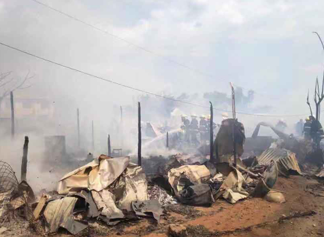 ရွှေပြည်သာမြို့နယ်ရှိ မီးလောင်နေသော နေရာအား မီးငြှိမ်းသတ်နေစဉ်(မီးသတ်ဦးစီးဌာန)