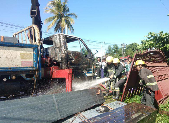 ယာဉ်မီးလောင်မှုအား မီးသတ် တပ်ဖွဲ့ဝင်များ ငြိှမ်းသတ်နေမှုအား တွေ့ရစဉ်(ဓာတ်ပုံ - Myanmar Fire Services Department)