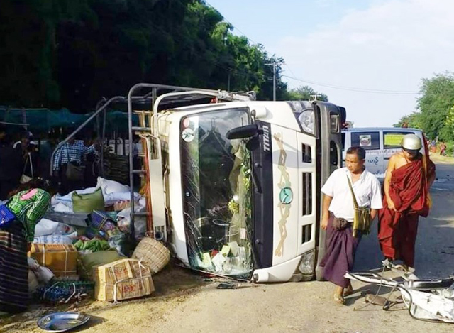 ယာဉ်တိုက်မှုဖြစ်ပွားပြီနောက်တွေ့ရစဉ် (ဓာတ်ပုံ--မြန်မာ့အလင်း)