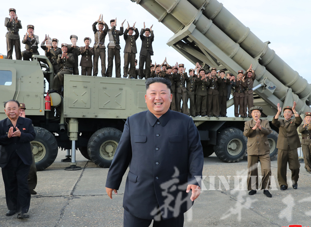 အကြီးစား အတွဲလိုက် ဒုံးကျည် စမ်းသပ် ပစ်လွှတ်မှု အား ညွှန်ကြားနေသည့် မြောက်ကိုရီးယား ခေါင်းဆောင် ကင်ဂျုံအမ်း အား မြင်တွေ့ရစဉ်(ဆင်ဟွာ)