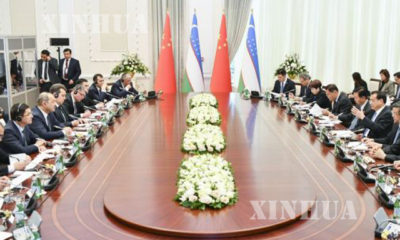 တရုတ်နိုင်ငံ ဝန်ကြီးချုပ် လီခဲ့ချန်နှင့် ဥဇဘက်ကစ္စတန်နိုင်ငံ ဝန်ကြီးချုပ် အဗ္ဗဒူလာအရီပိုဗ်တို့ တွေ့ဆုံဆွေးနွေးနေကြစဉ် (ဆင်ဟွာ)