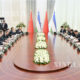 တရုတ်နိုင်ငံ ဝန်ကြီးချုပ် လီခဲ့ချန်နှင့် ဥဇဘက်ကစ္စတန်နိုင်ငံ ဝန်ကြီးချုပ် အဗ္ဗဒူလာအရီပိုဗ်တို့ တွေ့ဆုံဆွေးနွေးနေကြစဉ် (ဆင်ဟွာ)