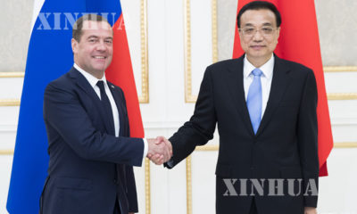 တရုတ်နိုင်ငံ ဝန်ကြီးချုပ် လီခဲ့ချန်နှင့် ရုရှားနိုင်ငံဝန်ကြီးချုပ် မက်ဗီဒက်ဗ် တွေ့ဆုံဆွေးနွေးစဉ်(ဆင်ဟွာ)