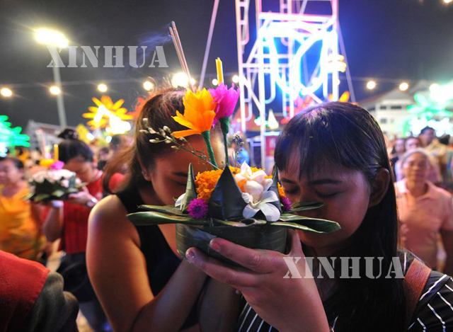 ထိုင်းနိုင်ငံ၌ တန်ဆောင်မုန်းလပြည့်ညတွင် ပြုလုပ်သည့် မီးမျှောပွဲမြင်ကွင်းများ(ဆင်ဟွာ)