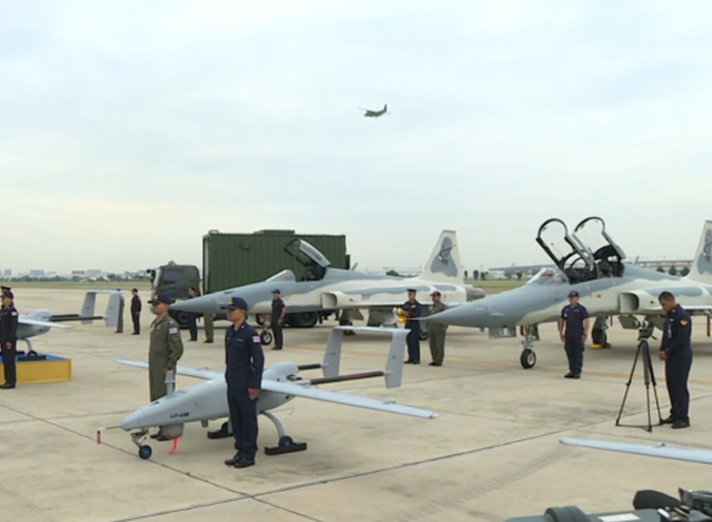အဆင့်မြှင့်တင်ထားသည့် F-5 တိုက်လေယာဉ်များနှင့် U-1 မောင်းသူမဲ့လေယာဉ်များ တပ်တော်ဝင်ခြင်းအခမ်းအနားအား တွေ့ရစဉ် (ဓာတ်ပုံ-အင်တာနက်)