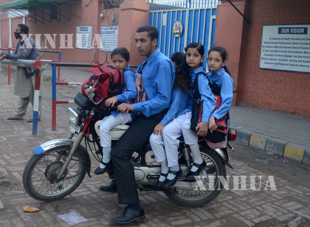 ပါကစ္စတန်နိုင်ငံ လာဟိုးမြို့တွင် စာသင်ကျောင်းများပိတ်သဖြင့် ကျောင်းသားများအား ကျောင်းမှပြန်ခေါ်လာသည်ကို တွေ့ရစဉ် (ဆင်ဟွာ)