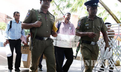 သီရိလင်္ကာနိုင်ငံ ရွေးကောက်ပွဲကော်မရှင်အဖွဲ့မှ တာဝန်ရှိသူများက မဲပုံးများကို သက်ဆိုင်ရာ မဲရုံများသို့ ပို့ဆောင်နေသည်ကို တွေ့ရစဉ် (ဆင်ဟွာ)