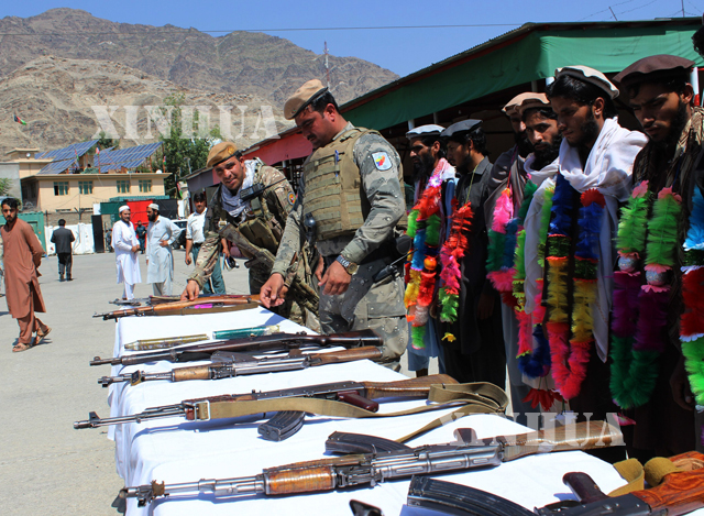 အာဖဂန်နစ္စတန်နိုင်ငံ ကူးနားပြည်နယ်တွင် ဩဂုတ်လက အစိုးရထံ အိုင်အက်စ်အဖွဲ့ဝင်များ လက်နက်ချခြင်း အခမ်းအနားအား တွေ့ရစဉ် (ဆင်ဟွာ)
