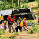 လျှိုမြောင်အတွင်း ပြုတ်ကျနေသည့် ကုန်တင်ကားတစ်စီးအား တွေ့ရစဉ် (ဓာတ်ပုံ-အင်တာနက်)