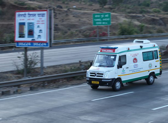 အိန္ဒိယနိုင်ငံ အဝေးပြေးလမ်းမပေါ်တွင် လူနာတင်ကားတစ်စီးအား တွေ့ရစဉ် (ဓာတ်ပုံ-အင်တာနက်)