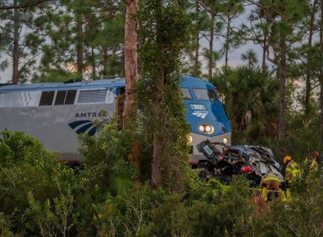 Palm Beach ခရိုင်၌ ရထားနှင့်ကား တိုက်မိမှု ဖြစ်စဉ်အား တွေ့ရစဉ်(ဓာတ်ပုံ - အင်တာနက်)