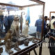 အီဂျစ်နိုင်ငံ Saqqaraတွင်ရှာဖွေတွေ့ရှိရသော မမ်မီရုပ်ကြွင်းများနှင့်ရုပ်ထုပစ္စည်းများအား တွေ့ရစဉ်(ဆင်ဟွာ)