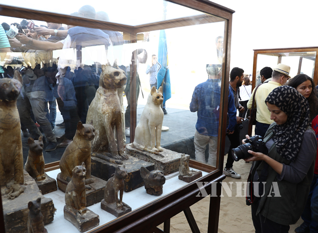 အီဂျစ်နိုင်ငံ Saqqaraတွင်ရှာဖွေတွေ့ရှိရသော မမ်မီရုပ်ကြွင်းများနှင့်ရုပ်ထုပစ္စည်းများအား တွေ့ရစဉ်(ဆင်ဟွာ)