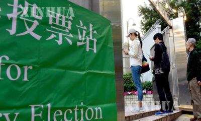 ဟောင်ကောင်အထူးကိုယ်ပိုင်အုပ်ချုပ်ခွင့်ရဒေသ တွင် နိုဝင်ဘာလ ၂၄ ရက် ကကျင်းပသော ဒေသကောင်စီရွေးကောက်ပွဲ များ၌ ပြည်သူများဆန္ဒမဲပေးရန်တန်းစီနေစဉ်(ဆင်ဟွာ)