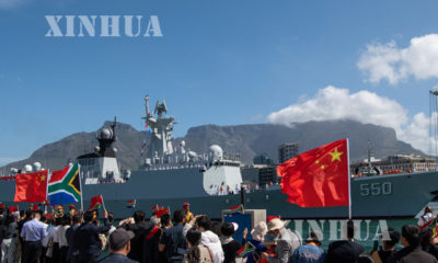 တောင်အာဖရိကနိုင်ငံ ကိပ်တောင်းဆိပ်ကမ်းတွင် နိုဝင်ဘာ ၂၄ ရက်က တရုတ်နိုင်ငံရေတပ်သင်္ဘော ရောက်ရှိလာသည်ကို ကြိုဆိုကြစဉ် (ဆင်ဟွာ)