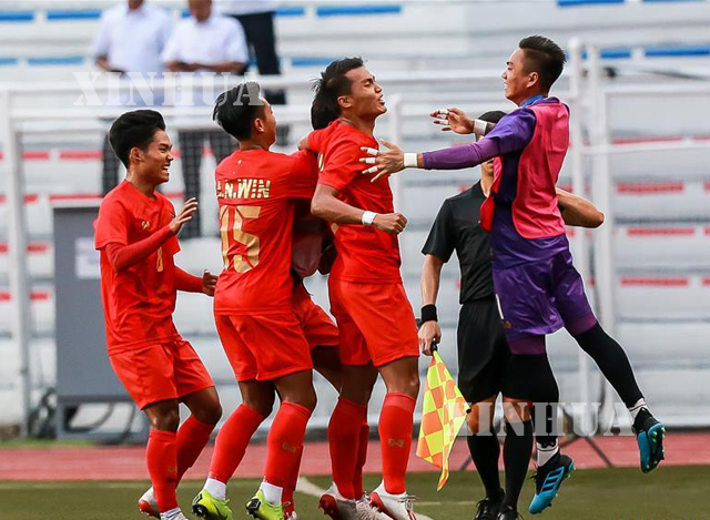 အကြိမ် ၃၀ မြောက်အရှေ့တောင်အာရှအားကစားပွဲ အမျိုးသားယူ-၂၂ ဘောလုံး ပြိုင်ပွဲတွင် မြန်မာနှင့်မလေးရှားတို့ ယှဉ်ပြိုင်နေကြစဉ် (ဆင်ဟွာ)