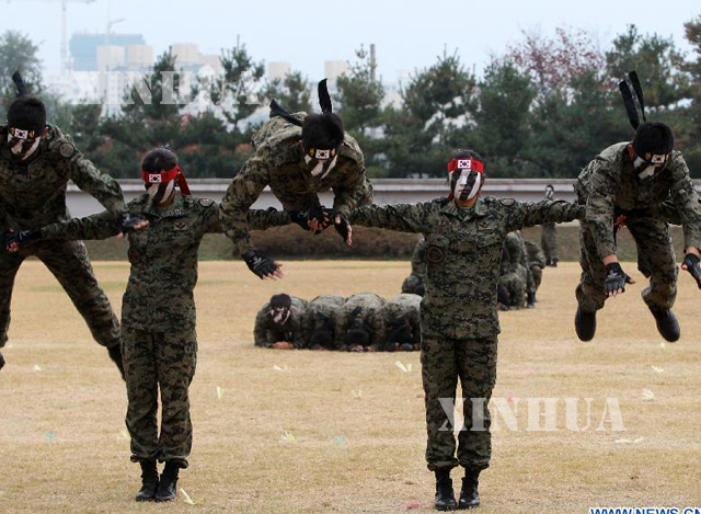 တောင်ကိုရီးယား စစ်တပ် တပ်ဖွဲ့ဝင်များ အထူးစစ်ရေးလေ့ကျင့်နေသည်ကို တွေ့ရစဉ် (ဆင်ဟွာ)