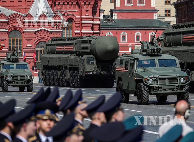 ရုရှားနိုင်ငံမော်စကိုမြို့၌ ပြုလုပ်သော စစ်ရေးပြအခမ်းအနားတစ်ခုတွင် ခေတ်မီဒုံးကျည်များ ပါဝင်ပြသစဉ်(ဆင်ဟွာ)