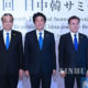 - ဂျပန်နိုင်ငံ တိုကျိုမြို့တွင် ပြုလုပ်ခဲ့သည့် ၇ ကြိမ်မြောက် တရုတ်-ဂျပန်-တောင်ကိုရီးယား ခေါင်းဆောင်များ အစည်းအဝေးတက်ရောက်လာသည့် တရုတ်နိုင်ငံ ဝန်ကြီးချုပ် လီခဲ့ချန်၊ ဂျပန်နိုင်ငံ ဝန်ကြီးချုပ် ရှင်ဇိုအာဘေးနှင့် တောင်ကိုရီးယားနိုင်ငံ သမ္မတ မွန်ဂျေအင် (ဝဲမှယာ) တို့အား တွေ့ရစဉ် (ဆင်ဟွာ)