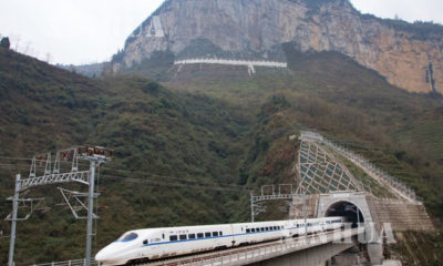 တရုတ် နိုင်ငံ အနောက်တောင်ပိုင်း ကွေ့ကျိုးပြည်နယ်ရှိ ချန်တူး-ကွေ့ယန် မြန်နှုန်းမြင့် ရထားလမ်း စမ်းသပ် မောင်းနှင်မှုအား ဒီဇင်ဘာ ၃ ရက်က တွေ့ရစဉ်(ဆင်ဟွာ)