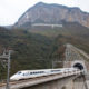 တရုတ် နိုင်ငံ အနောက်တောင်ပိုင်း ကွေ့ကျိုးပြည်နယ်ရှိ ချန်တူး-ကွေ့ယန် မြန်နှုန်းမြင့် ရထားလမ်း စမ်းသပ် မောင်းနှင်မှုအား ဒီဇင်ဘာ ၃ ရက်က တွေ့ရစဉ်(ဆင်ဟွာ)