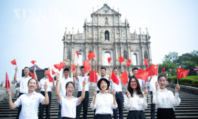 မကာအို အထူးအုပ်ချုပ်ခွင့်ရဒေသ၌ တရုတ်နိုင်ငံအလံများကို ဝှေ့ယမ်း၍ တရုတ်နိုင်ငံသမ္မတရှီကျင့်ဖိန် အားကြိုဆိုနေကြစဉ် (ဆင်ဟွာ)