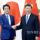 တရုတ်နိုင်ငံသမ္မတရှီကျင့်ဖိန် နှင့် ဂျပန်နိုင်ငံဝန်ကြီးချုပ်ရှင်ဇိုအာဘေး တို့ ပေကျင်းမြို့၌ ဒီဇင်ဘာ ၂၃ ရက်က လက်ဆွဲနှုတ်ဆက်စဉ်(ဆင်ဟွာ)