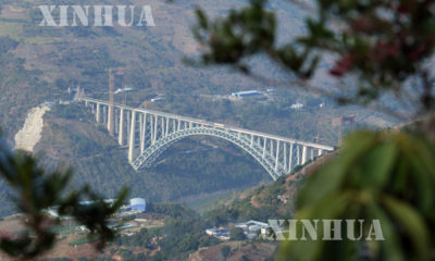 တရုတ်နိုင်ငံ ယူနန်ပြည်နယ် တာ့လီ-ရွှေလီ မီးရထားလမ်းရှိ နုကျန်းမြစ်ကျော် ရထားလမ်းဂုံးတံတားကြီးအား ဒီဇင်ဘာ ၂၉ ရက်က တွေ့ရစဉ်(ဆင်ဟွာ)