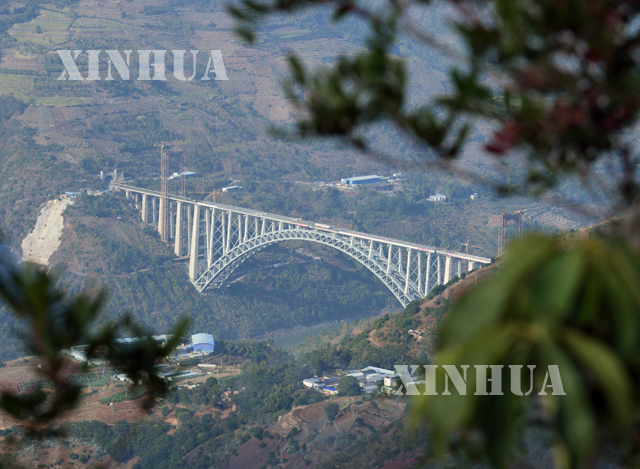 တရုတ်နိုင်ငံ ယူနန်ပြည်နယ် တာ့လီ-ရွှေလီ မီးရထားလမ်းရှိ နုကျန်းမြစ်ကျော် ရထားလမ်းဂုံးတံတားကြီးအား ဒီဇင်ဘာ ၂၉ ရက်က တွေ့ရစဉ်(ဆင်ဟွာ)