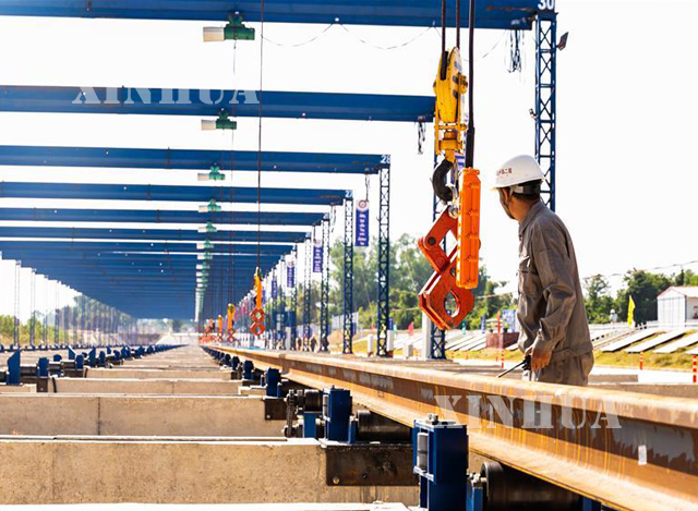 တရုတ်-လာအို ရထားလမ်းပိုင်း တည်ဆောက်ခြင်း လုပ်ငန်းခွင်အားတွေ့ရစဉ်(ဆင်ဟွာ)