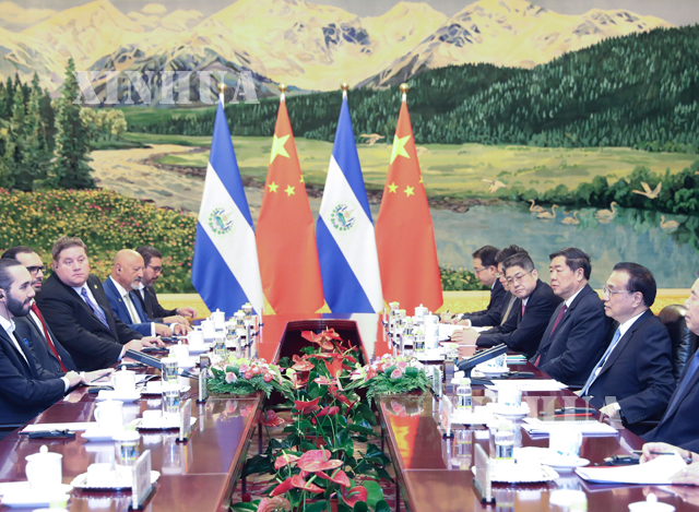 တရုတ်နိုင်ငံ ဝန်ကြီးချုပ်လီခဲ့ချန်နှင့် အယ်လ်ဆာဗေးဒိုးနိုင်ငံ သမ္မတ နာရစ်ဘူကီလီ တွေ့ဆုံဆွေးနွေးစဉ်(ဆင်ဟွာ)