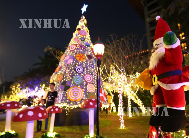 ရန်ကုန်မြို့ Chatrium ဟိုတယ်ရှေ့၌ ခရစ်စမတ် ပွဲတော် အတွက် ရောင်စုံမီး အလှဆင်ထားမှုအား ဒီဇင်ဘာ ၁၅ ရက်တွင် တွေ့မြင်ရစဉ်(ဆင်ဟွာ)