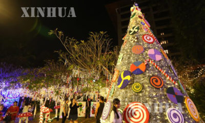 ရန်ကုန်မြို့ Chatrium ဟိုတယ် ရှေ့၌ ခရစ္စမတ်ပွဲတော်အတွက် ရောင်စုံမီးအလှဆင်ထားမူအားတွေ့ရစဉ် (ဆင်ဟွာ)