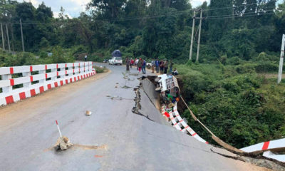 ကားဖြတ်စဉ် တံတားပြိုကျမှုဖြစ်ပွားစဉ် (ဓာတ်ပုံ--MOI)