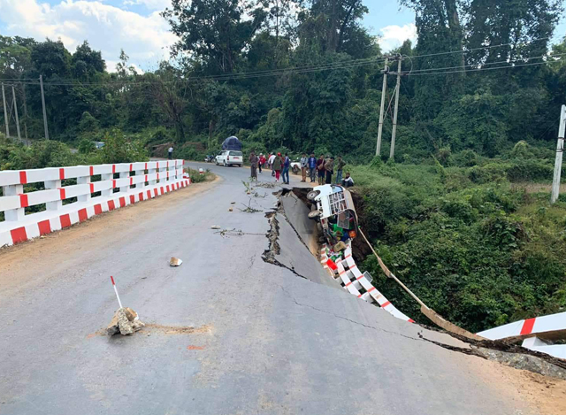 ကားဖြတ်စဉ် တံတားပြိုကျမှုဖြစ်ပွားစဉ် (ဓာတ်ပုံ--MOI)