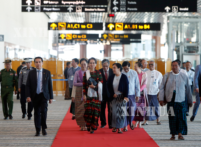 နိုင်ငံတော်၏ အတိုင်ပင်ခံပုဂ္ဂိုလ် ဒေါ်အောင်ဆန်းစုကြည် အား ပြည်သူများစွာက ကြိုဆိုနေကြစဉ် (ဆင်ဟွာ)